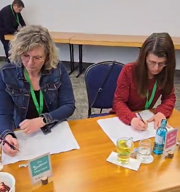 Teilnehmende arbeiten konzentriert im Seminar