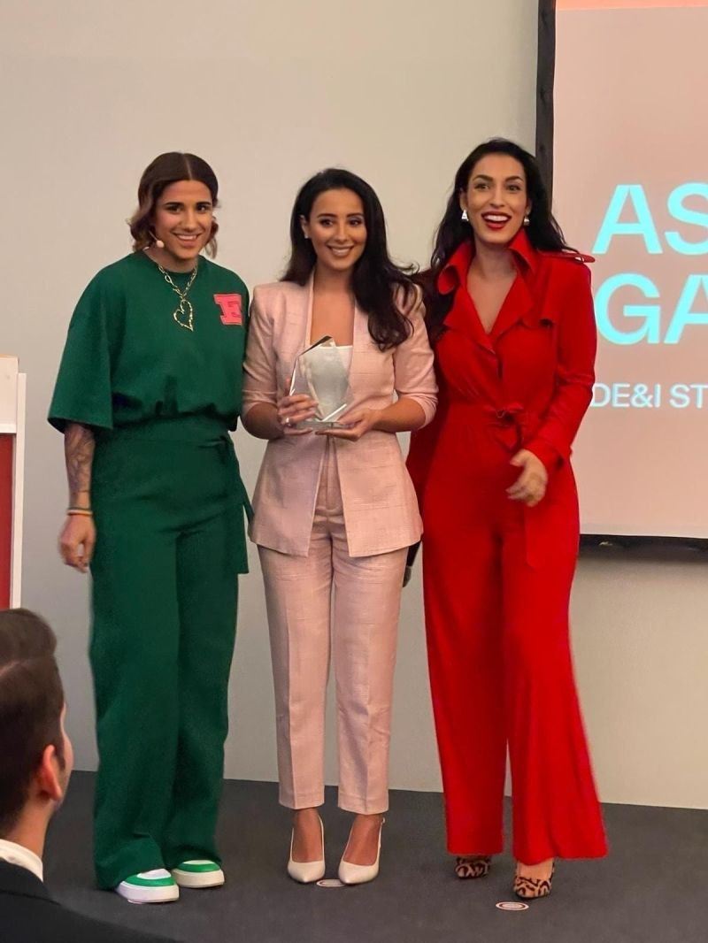 Asmahan Gamgami mit der Trophäe bei der Verleihung des DE&I Excellence Award 2024