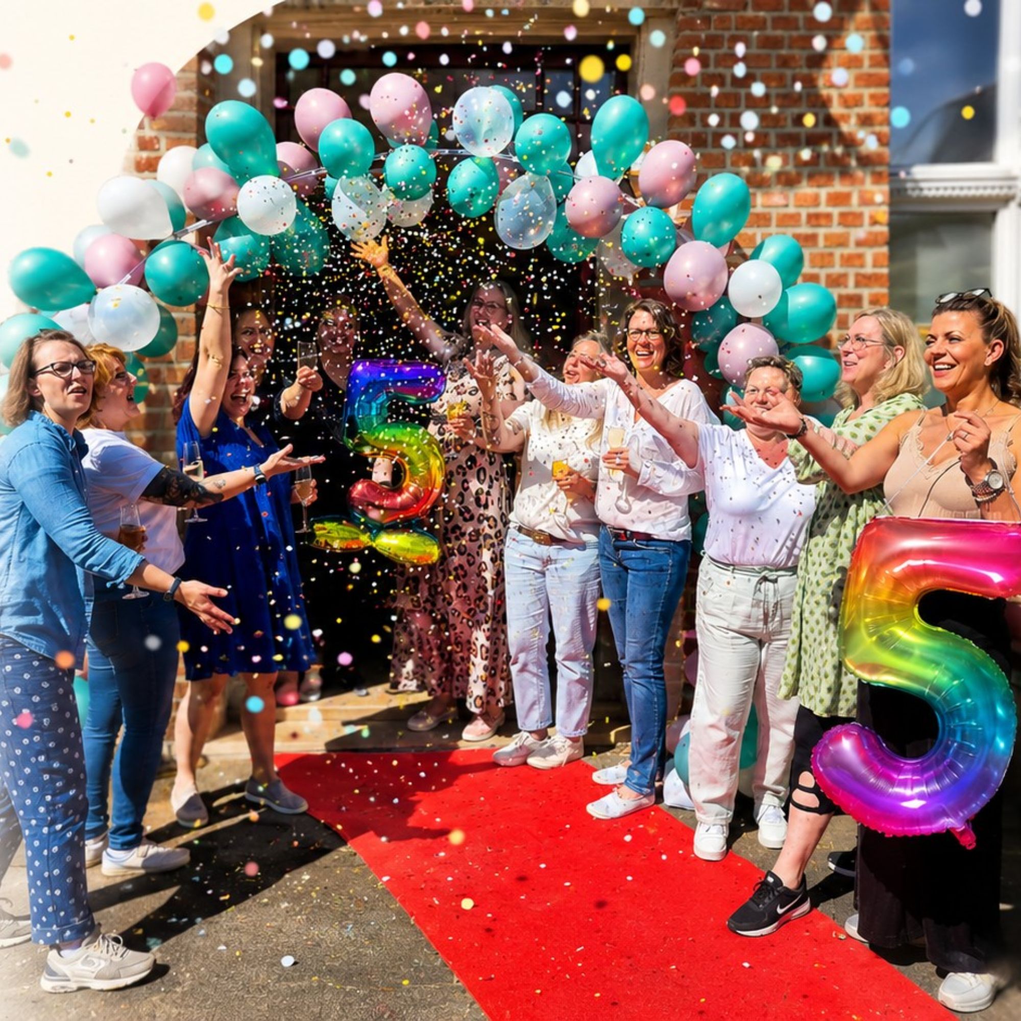 Mitglieder der FeelGood Community feiern gemeinsam
