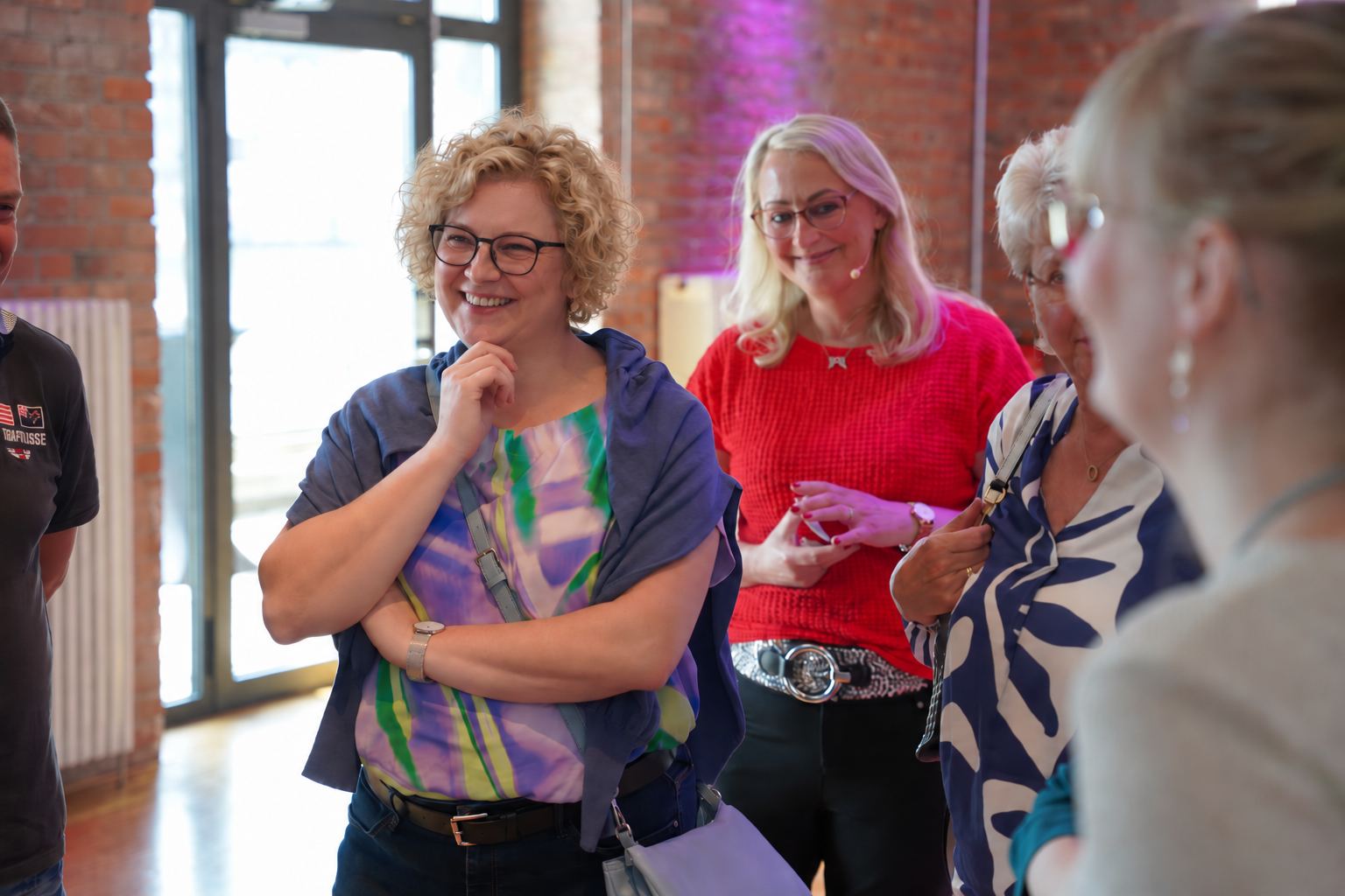 Teilnehmende im Austausch während eines FeelGood Workshops