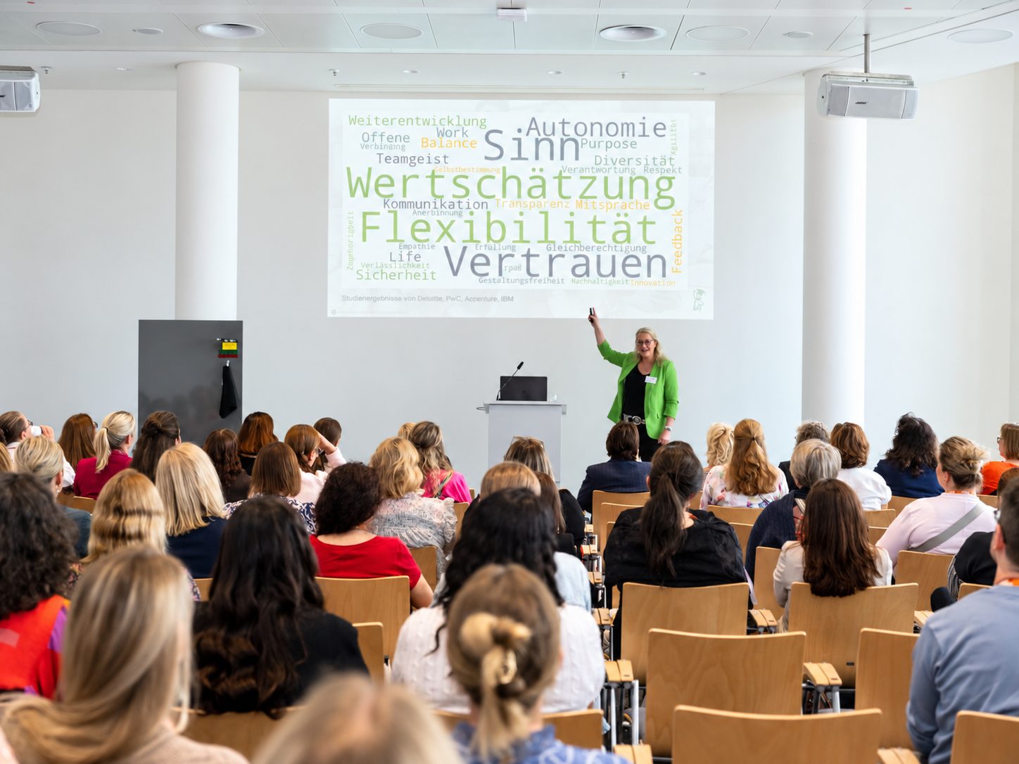 Sabrina ten Brink hält eine Keynote vor vollem Saal