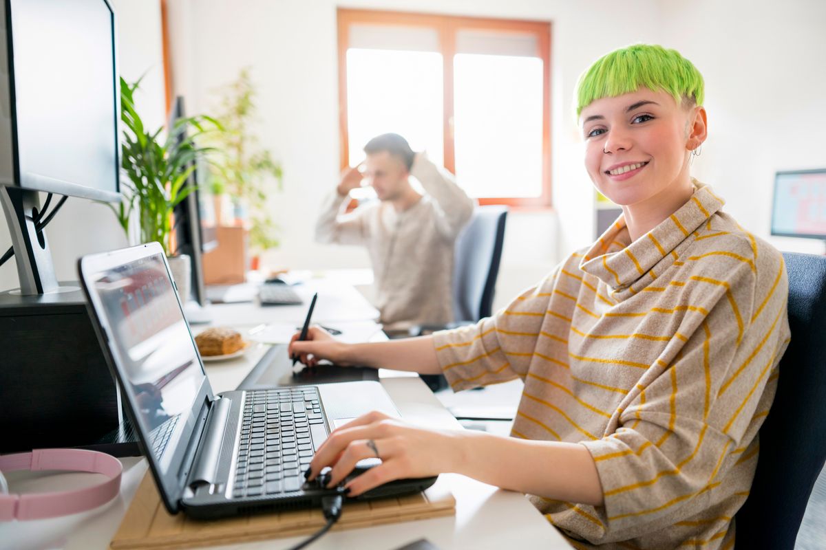 Azubi am Laptop im Büro – Telefontraining für Azubis offen und inhouse