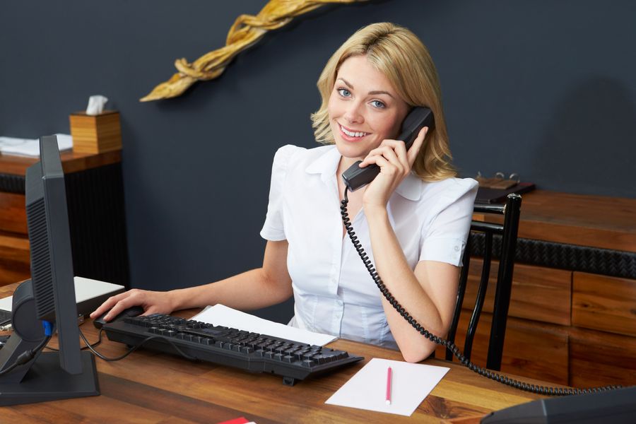 Telefontraining für Azubis – junge Frau telefoniert am Arbeitsplatz