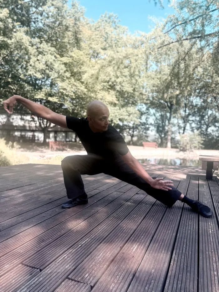 Manuel Chandramohan bei einer Tai-Chi-Bewegung im Freien